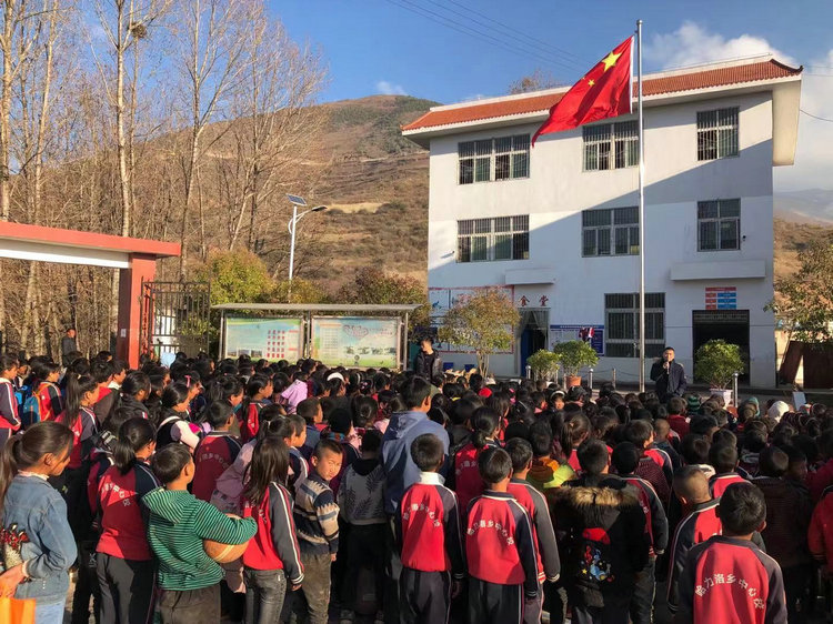 爱心棉衣 温暖在行动-----豪门国际为山里的孩子添件御寒棉衣